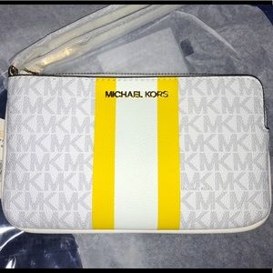 Micheal Kors Jet Set Travel Wristlet/Wallet-NIP